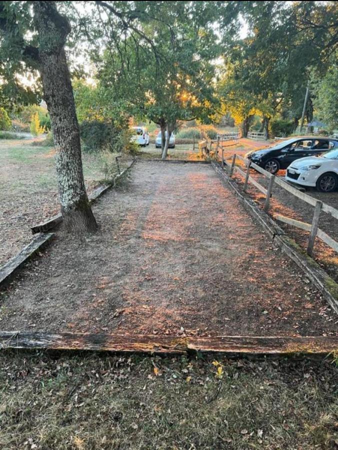 Emplacement Tente Camping Car Saint-Aubin-de-Nabirat 외부 사진