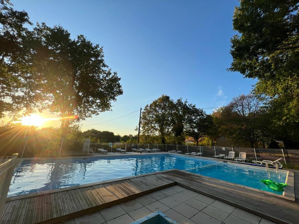 Emplacement Tente Camping Car Saint-Aubin-de-Nabirat 외부 사진